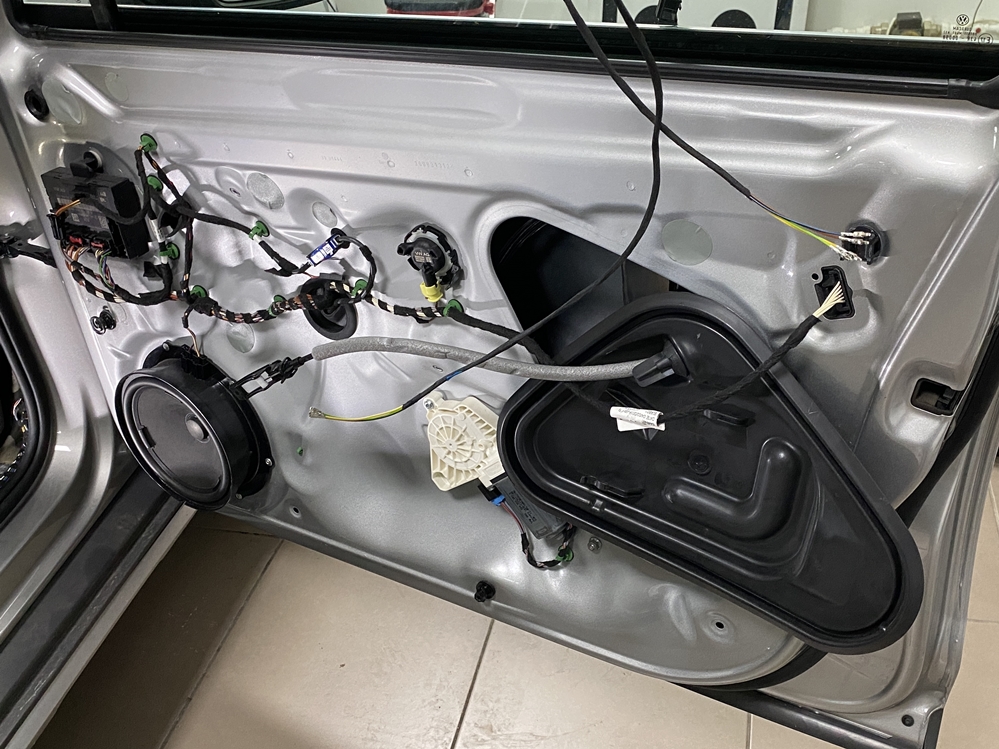 Montare 6 - VW Passat 2017 Montaj Kit Keyless Entry Fata - Spate Manere Usi Fata Spate Keyless Entry