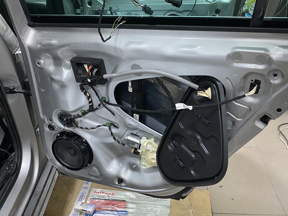 Montare 7 - VW Passat 2017 Montaj Kit Keyless Entry Fata - Spate Manere Usi Fata Spate Keyless Entry
