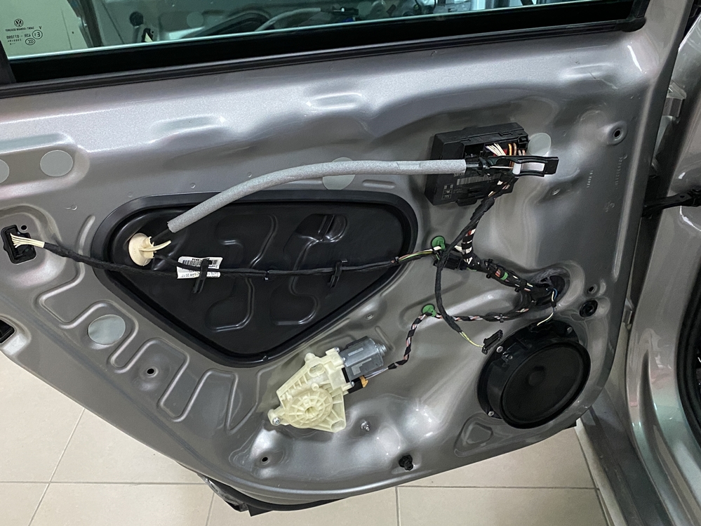 Montare 10 - VW Passat 2017 Montaj Kit Keyless Entry Fata - Spate Manere Usi Fata Spate Keyless Entry