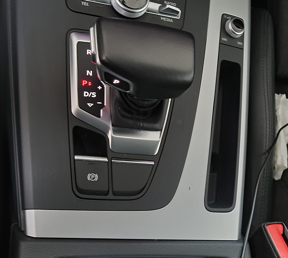 Montare 2 - Instalare Montaj Auto Hold Audi Q5 FY 2018 Buton AutoHold Audi Q5 FY 2017 2018 2019 2020 2021