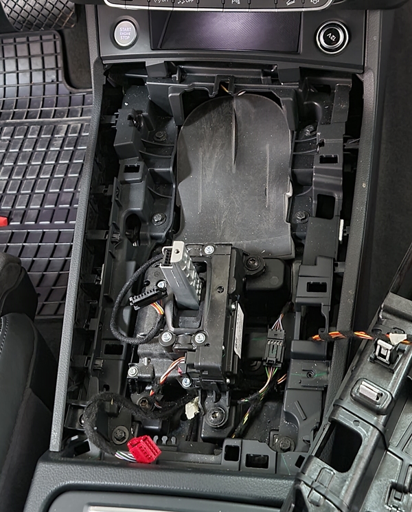 Montare 3 - Instalare Montaj Auto Hold Audi Q5 FY 2018 Buton AutoHold Audi Q5 FY 2017 2018 2019 2020 2021