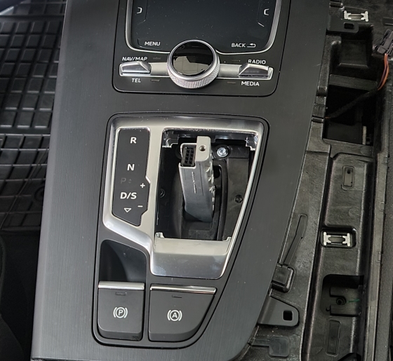 Montare 4 - Instalare Montaj Auto Hold Audi Q5 FY 2018 Buton AutoHold Audi Q5 FY 2017 2018 2019 2020 2021