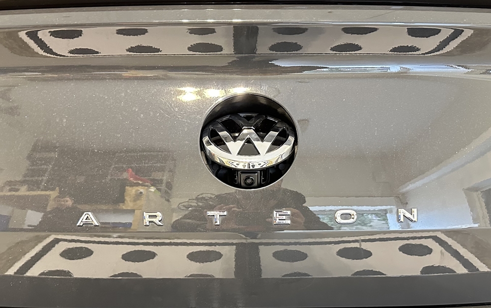 Montare 6 - Instalare Camera Auto Spate VW Arteon Camera Video Marsarier Originala in Emblema