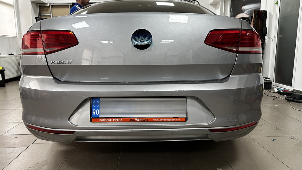 Montare 7 - VW Passat B8 2017 Instalare Camera Spate Marsarier Originala Flip In Emblema
