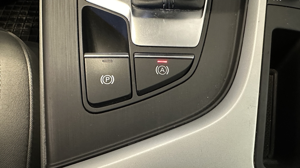 Montare 5 - Auto Hold Audi A4 B9 2017 Instalare Montare Activare Buton AutoHold Auto Hold