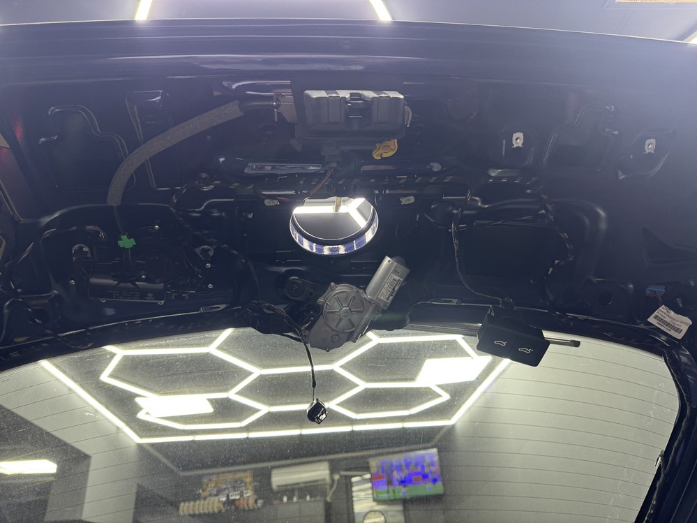 Montare 3 - Instalare Montare Activare Camera Video Spate Marsarier Originala In Emblema Flip VW Passat B8 2019