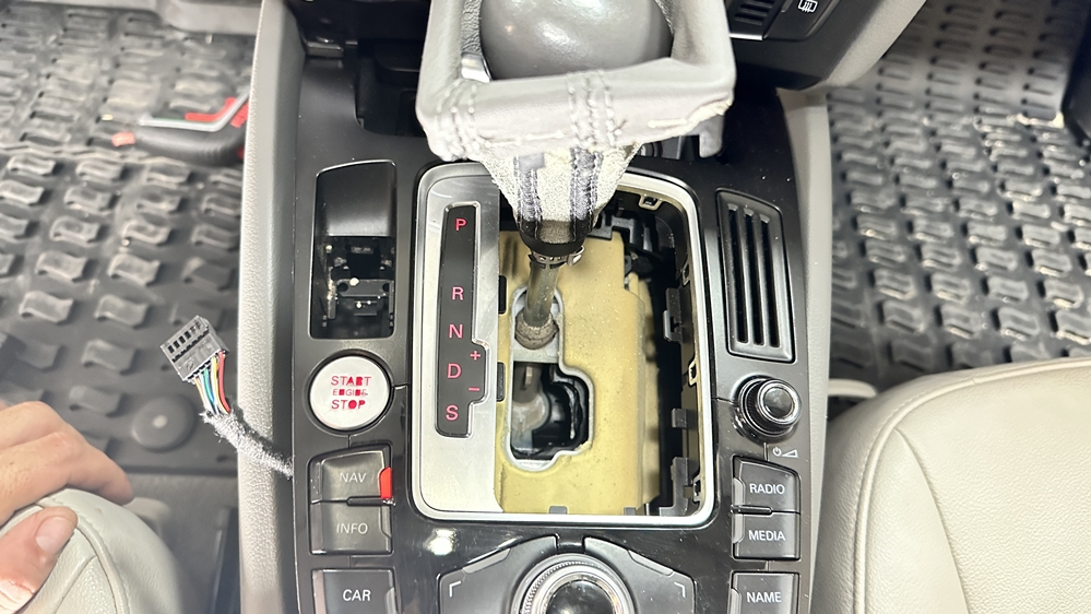 Montare 4 - Audi Q5 8R 2011 Montaj Activare Buton Autohold Audi Q5 8R Auto Hold