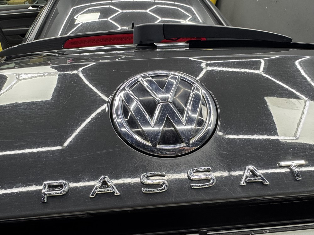 Montare 2 - Instalare Montare Camera Video Spate Marsarier Originala In Emblema Flip VW Passat B8 Variant 2016