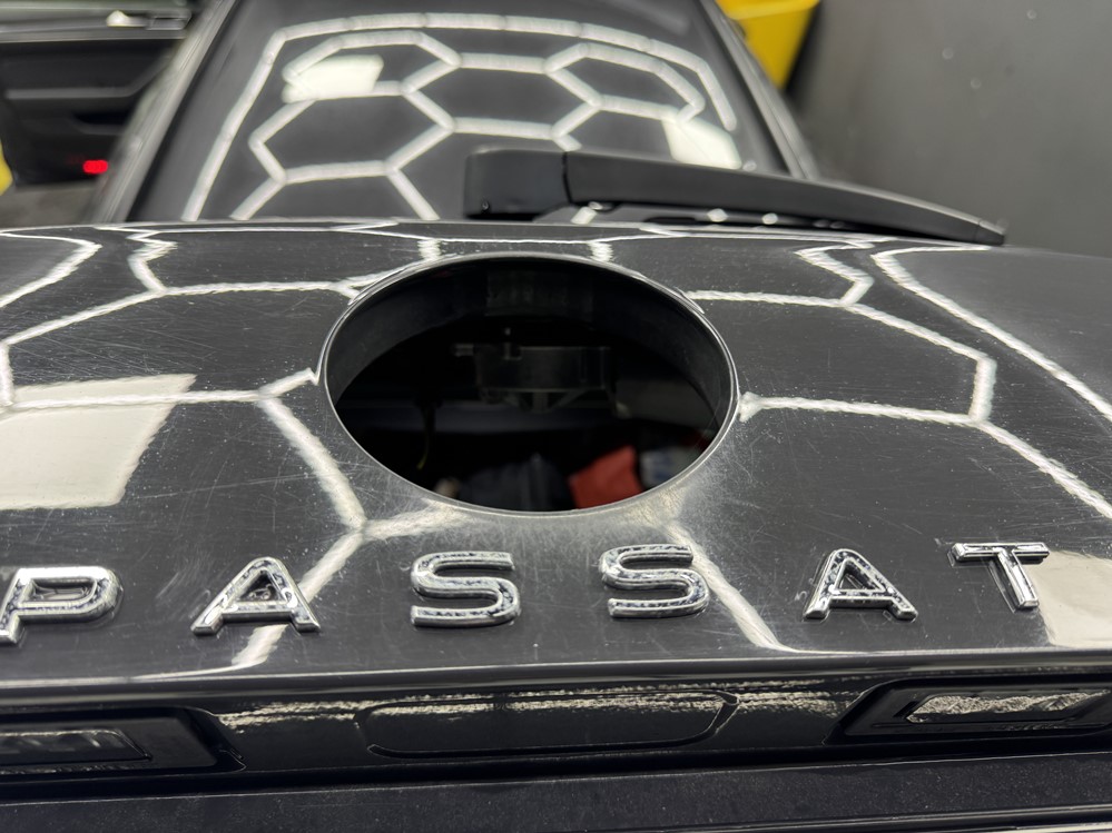 Montare 3 - Instalare Montare Camera Video Spate Marsarier Originala In Emblema Flip VW Passat B8 Variant 2016