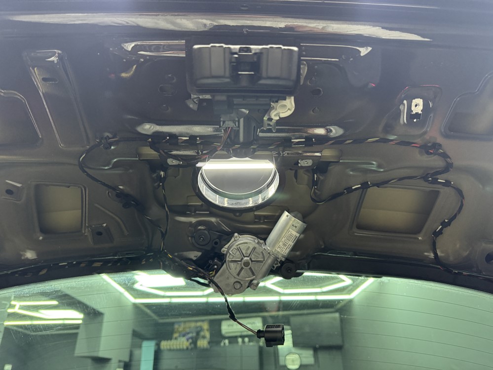 Montare 4 - Instalare Montare Camera Video Spate Marsarier Originala In Emblema Flip VW Passat B8 Variant 2016