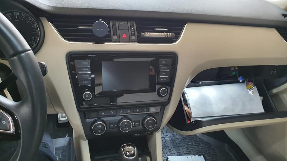 Montare 2 - Skoda Octavia 3 III 2015 Instalare Unitate Multimedia MIB2 Display Navigatie 8 Inch