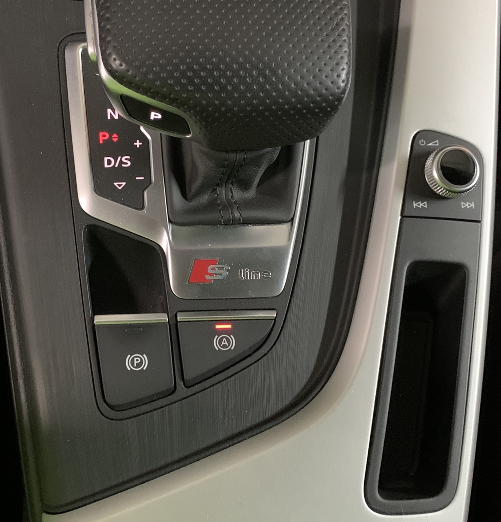 Montare 8 - Audi A4 B9 2017 Instalare Port USB Apple Carplay Android Auto Waze Google Maps Autohold 