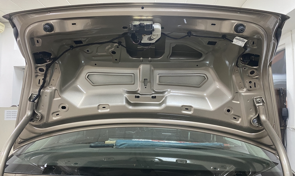 Montare 4 - VW Passat B8 Berlina Instalare Portbagaj Electric Inchidere Din Buton Passat B8 2015 2016 2017 2018 2019