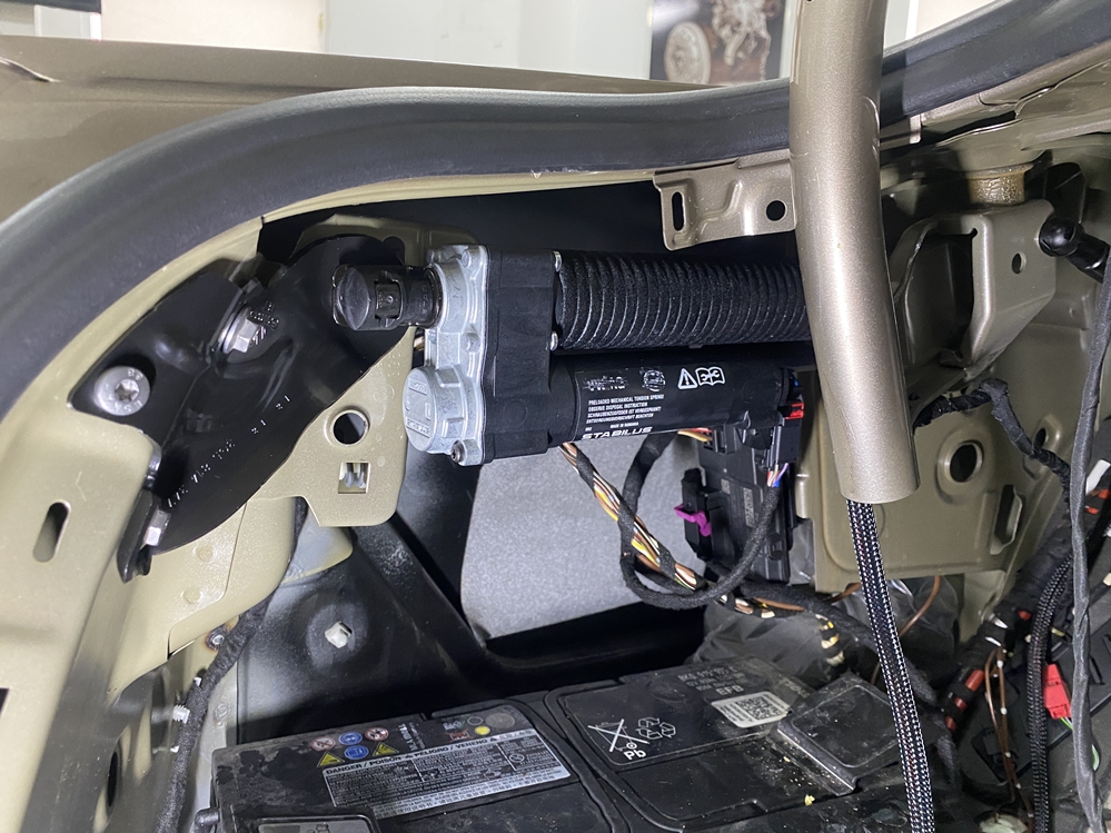 Montare 6 - VW Passat B8 Berlina Instalare Portbagaj Electric Inchidere Din Buton Passat B8 2015 2016 2017 2018 2019