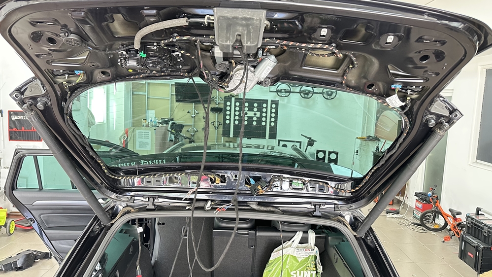 Activare 7 - VW Passat B8 Variant Break Instalare Portbagaj Electric Inchidere Din Buton Passat B8 2015 2016 2017 2018 2019 Montare 7 - VW Passat B8 Variant Break Instalare Portbagaj Electric Inchidere Din Buton Passat B8 2015 2016 2017 2018 2019
