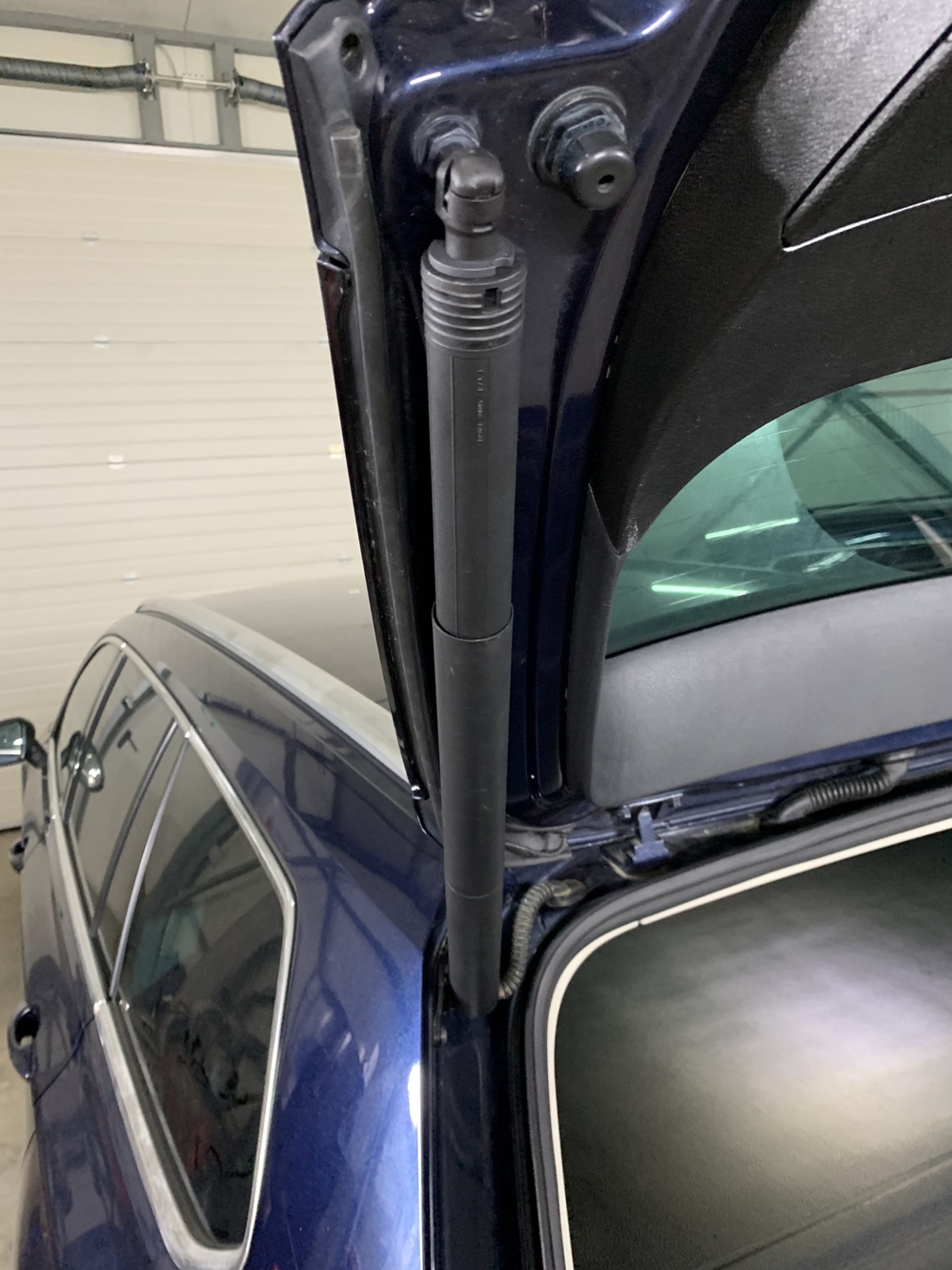 Montare 6 - VW Passat B8 2017 Variant Montare Portbagaj Electric Deschidere Electrica Haion Din Buton