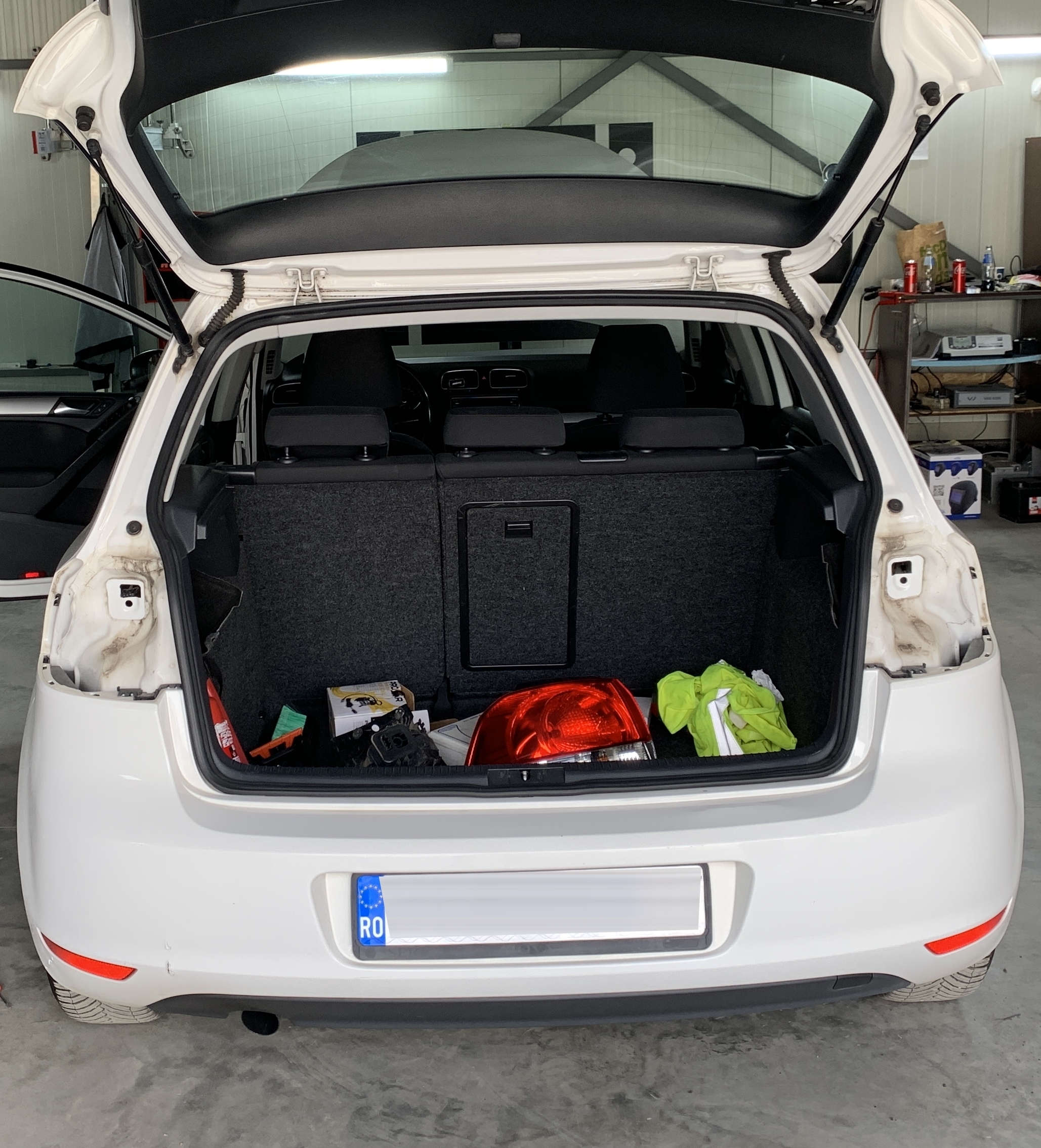 Activare 14 - Instalare Senzori Parcare VW Golf 6 VI Fata Spate 2009 2010 2012 2013 Originali Montare 14 - Instalare Senzori Parcare VW Golf 6 VI Fata Spate 2009 2010 2012 2013 Originali