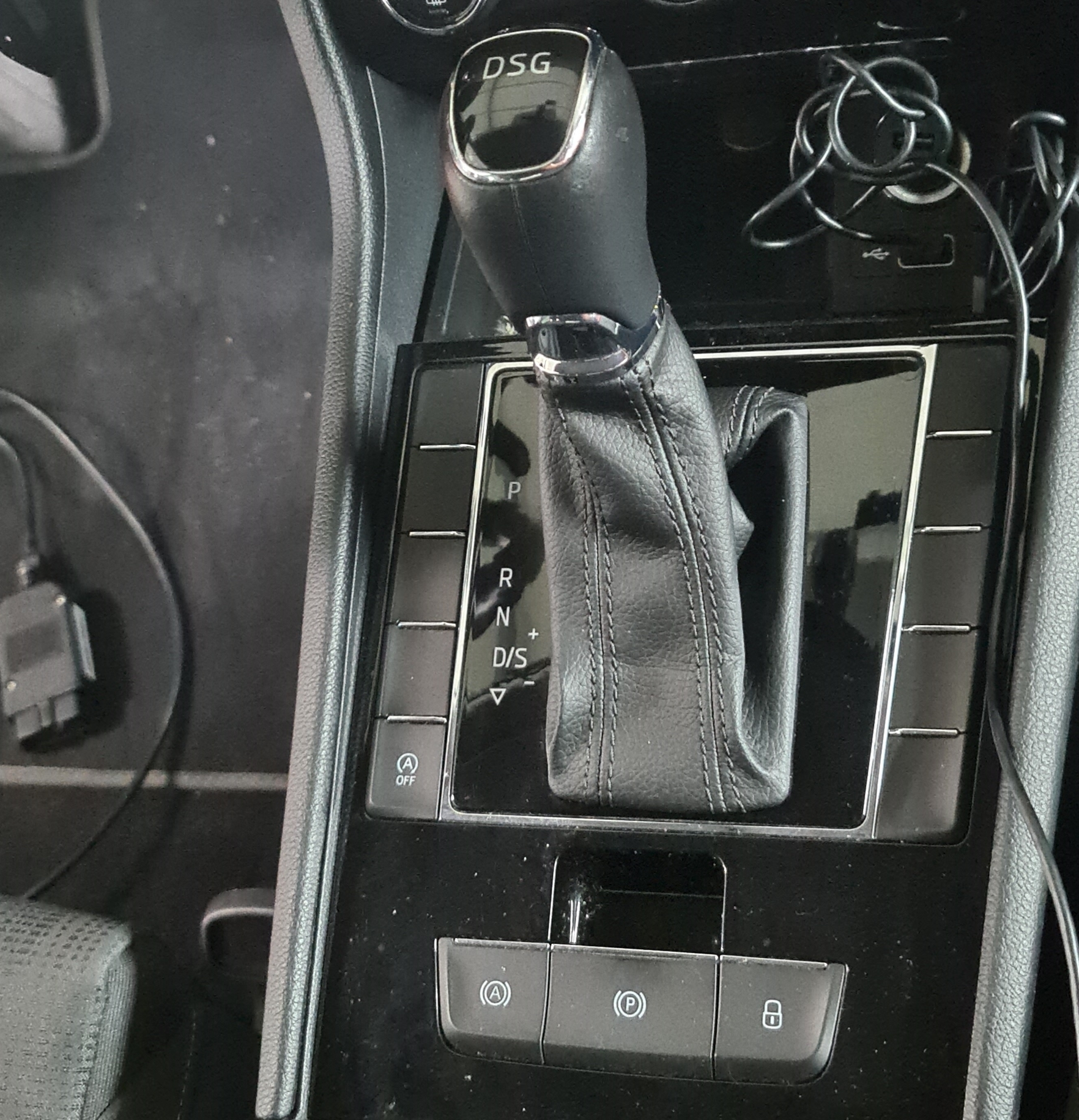 Montare 3 - Instalare Senzori Parcare Fata Skoda Superb 3 Originali Cu Afisare