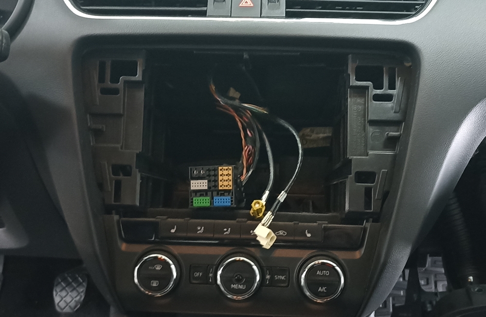 Montare 6 - Skoda Octavia 3 2015 Instalare Unitate Display MIB 2 Camera Spate Marsarier Apple Carplay Android Auto