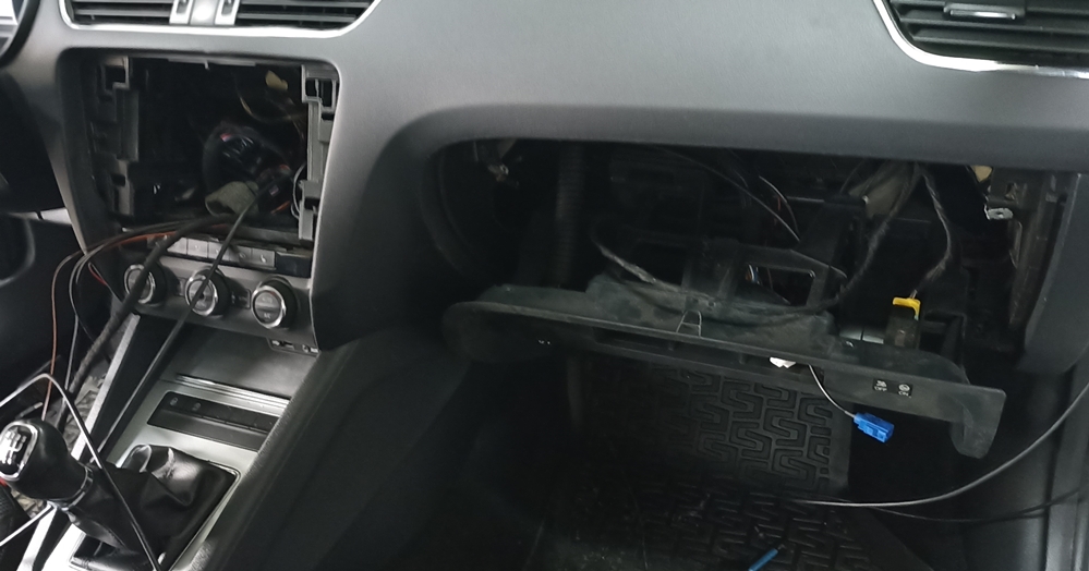 Montare 10 - Skoda Octavia 3 2015 Instalare Unitate Display MIB 2 Camera Spate Marsarier Apple Carplay Android Auto