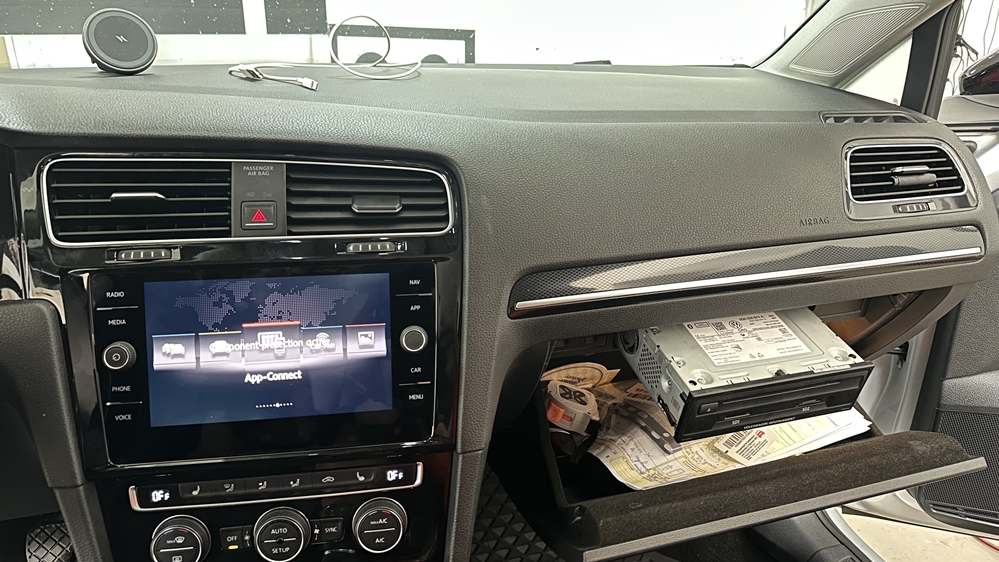 Montare 3 - VW Golf 7 VII 2015 Instalare Unitate Multimedia MIB 2 APP Connect Apple Carplay Android Auto