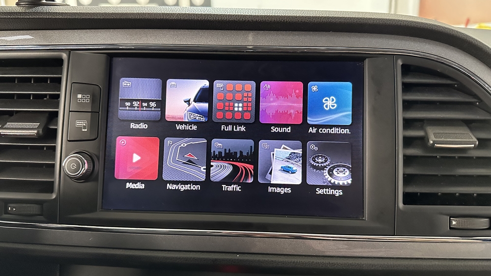 Montare 2 - Seat Leon 5F 2015 Instalare Unitate Multimedia Navigatie MIB 2 Port USB Apple Carplay Android Auto