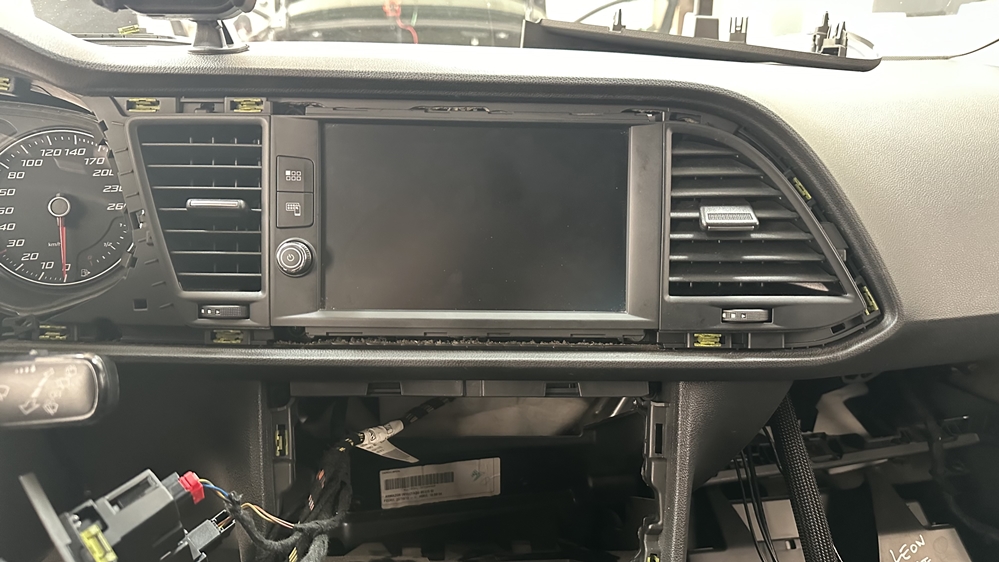 Montare 7 - Seat Leon 5F 2015 Instalare Unitate Multimedia Navigatie MIB 2 Port USB Apple Carplay Android Auto