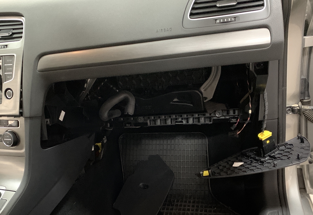 Montare 8 - VW Golf 7 VII 2014 Instalare Torpedou Cu Unitate Multimedia MIB2 Display Navigatie 8 Inch 