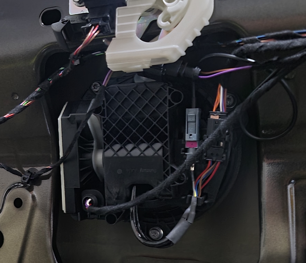 Activare 8 - VW Passat B8 2017 Instalare Keyless Entry Camera Spate Portbagaj Electric Montare 8 - VW Passat B8 2017 Instalare Keyless Entry Camera Spate Portbagaj Electric