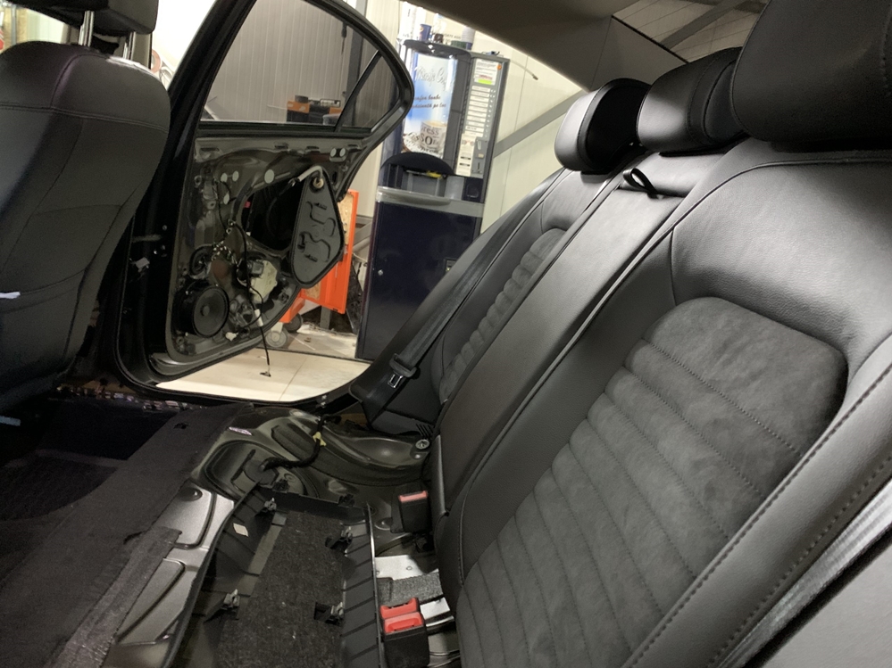 Montare 12 - VW Passat 2018 Montaj Kit Keyless Entry Fata - Spate Manere Usi Fata Spate Keyless Entry