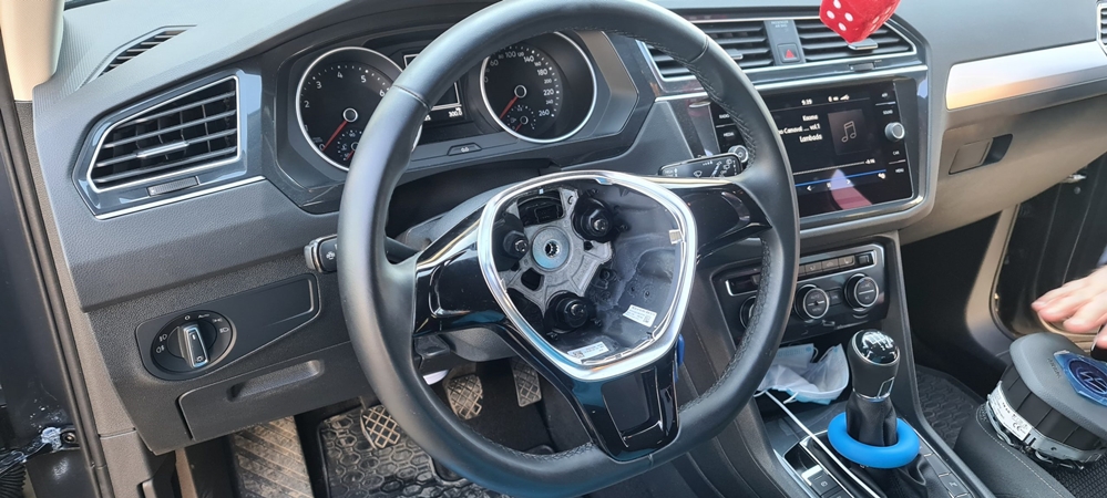 Montare 4 - VW Tiguan AD1 2021 Instalare Comenzi Volan / Volan De Piele Multifunctional