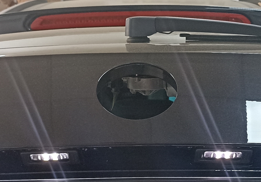 Montare 12 - VW Passat B8 2016 Montare Camera Marsarier Spate Video Highline Emblema Originala