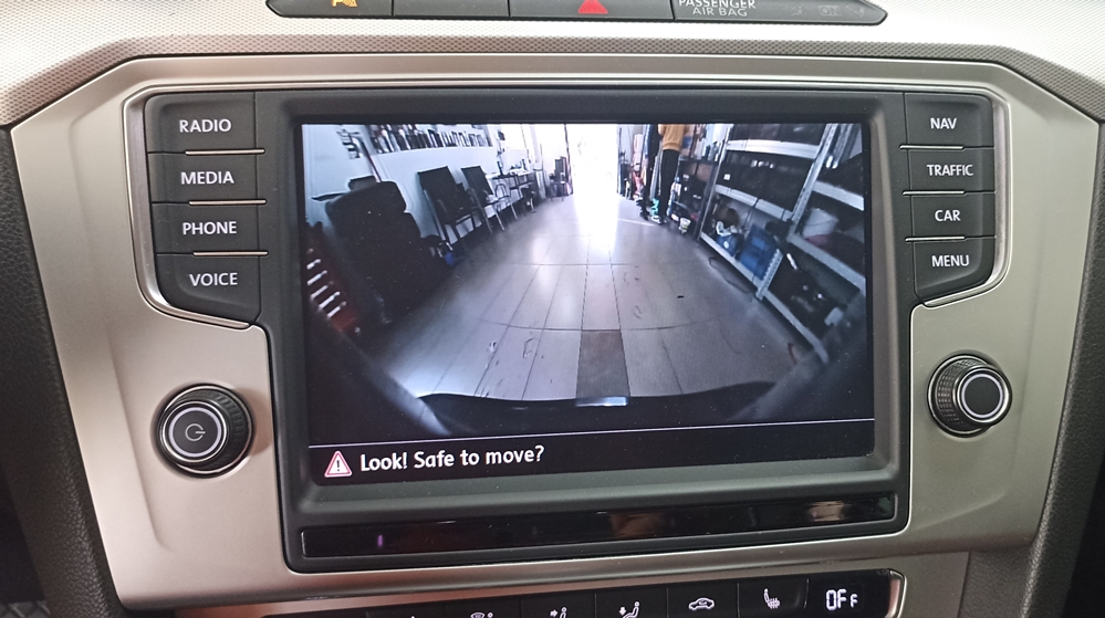 Montare 3 - VW Passat B8 2016 Montare Camera Marsarier Spate Video Highline Emblema Originala