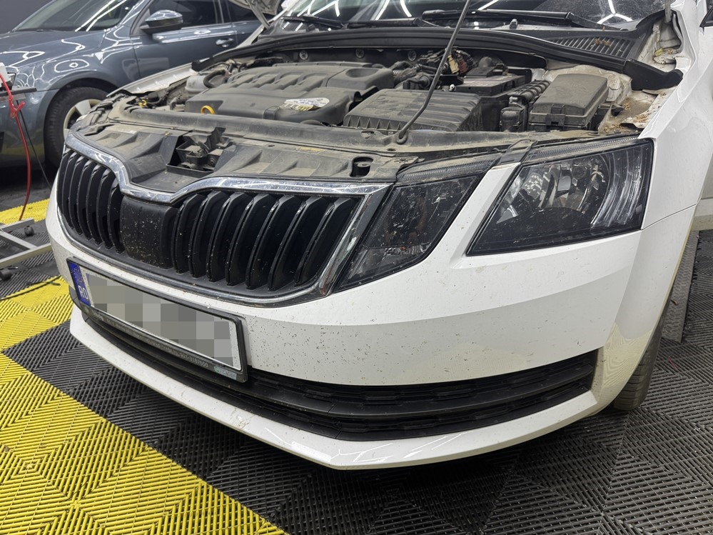 Montare 4 - Montare Instalare Senzori Parcare Fata Originali Skoda Octavia 3 2019 Bucuresti