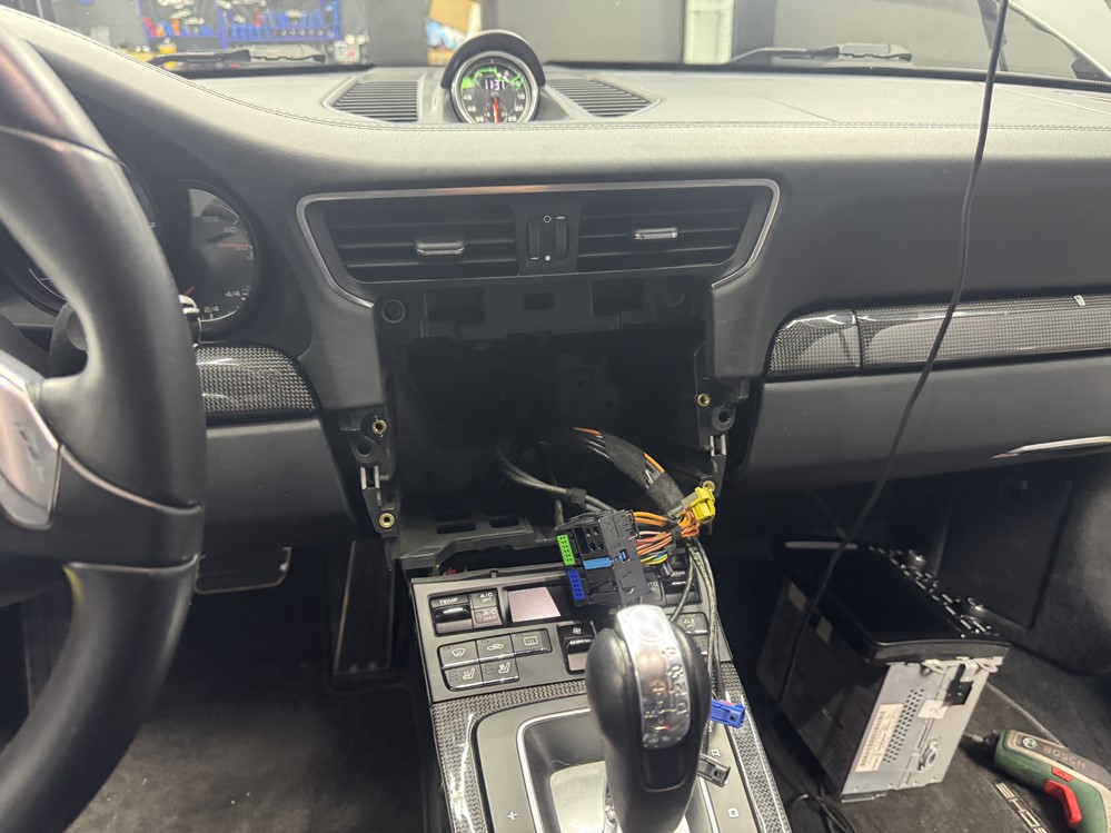 Montare 20 - Porsche 911 Turbo S / Carrera / GT3 Instalare Camera Spate Marsarier Originala Carplay Android Auto Wireless