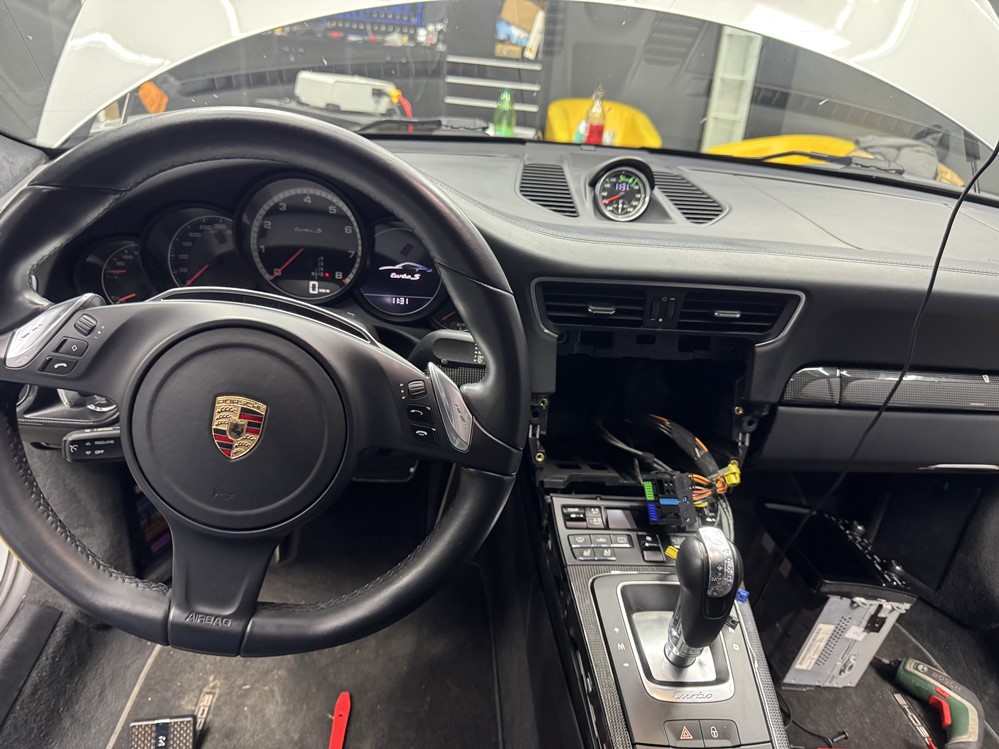 Montare 7 - Porsche 911 Turbo S / Carrera / GT3 Instalare Camera Spate Marsarier Originala Carplay Android Auto Wireless