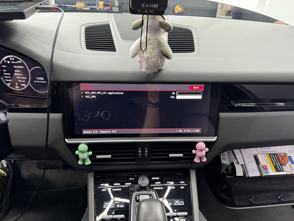 Montare 12 - Porsche Cayenne 2020 9YA Instalare Montare Montaj Retrofit Camera Spate Marsarier Activare Apple Carplay Wireless