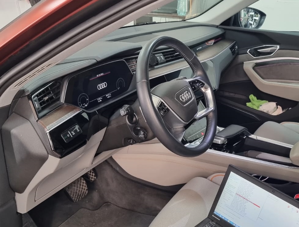 Montare 7 - Audi E Tron 2020 Remediere Erori Tablou De Bord Inlocuire Camera Parbriz