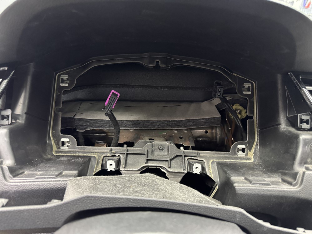 Montare 6 - Reparatie Ceasuri Digitale Bord Remediere Eroare B2000 41 Tablou De Bord Atelier Front Assist Indisponibil VW Passat B8 2017