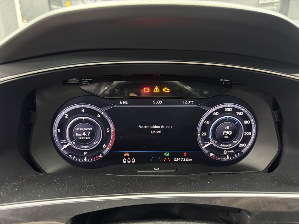 Montare 3 - Reparatie Ceasuri Digitale Bord Remediere Eroare: Tablou de Bord Atelier Front Assist Indisponibil VW Tiguan 2017