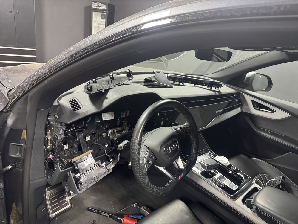 Montare 7 - Reparatie Ceasuri Digitale Defecte Audi Q8 2020 Defectiune Panoul De Bord Cod Eroare B2000 41 B2000 49 B2000 96