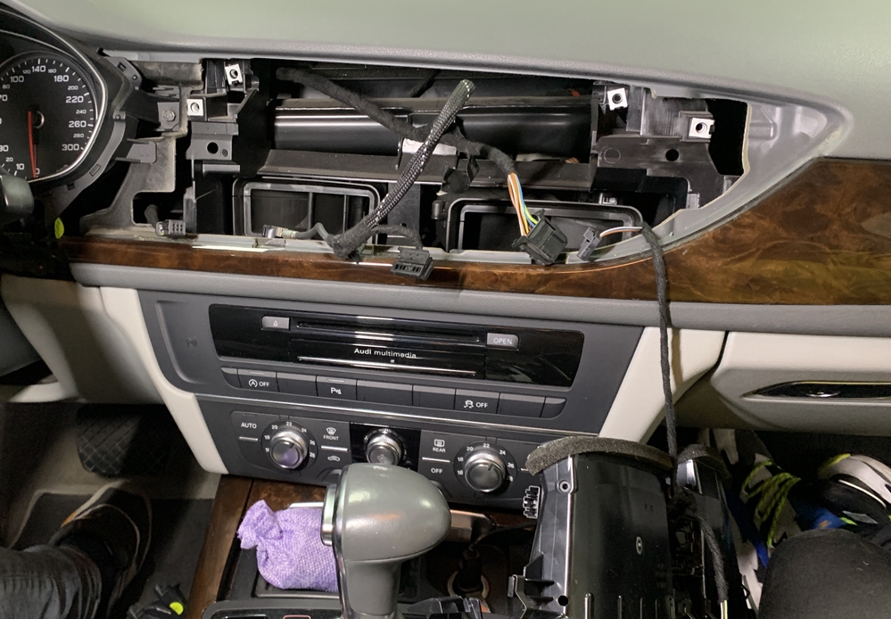 Montare 3 - Audi A6 C7 2012 Reparatie Display Bord Defect Se Ridica Dar Nu Se Aprinde