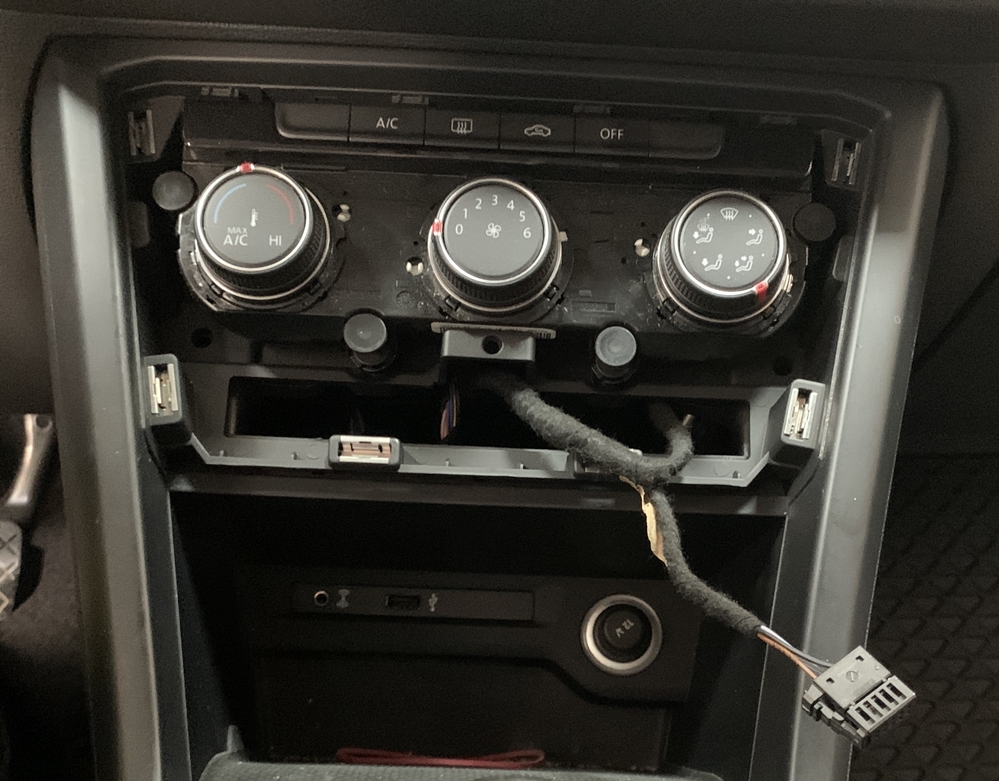 Activare 18 - Montare Senzori Parcare Fata Spate Camera Spate Apple Carplay Android Auto VW Touran 2 II Montare 18 - Montare Senzori Parcare Fata Spate Camera Spate Apple Carplay Android Auto VW Touran 2 II