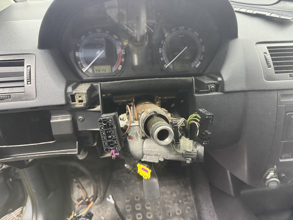 Activare 4 - Skoda Fabia I 2002 Montare Maneta Pilot Automat Tempomat Cruise Control Montare 4 - Skoda Fabia I 2002 Montare Maneta Pilot Automat Tempomat Cruise Control