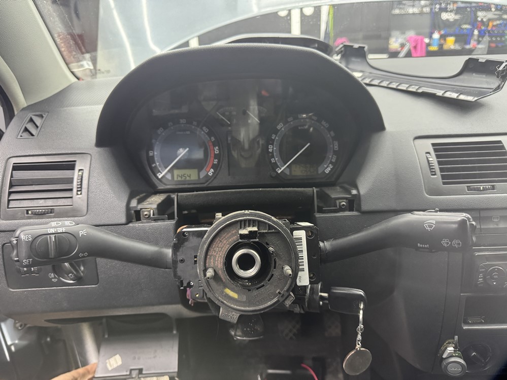 Activare 5 - Skoda Fabia I 2002 Montare Maneta Pilot Automat Tempomat Cruise Control Montare 5 - Skoda Fabia I 2002 Montare Maneta Pilot Automat Tempomat Cruise Control