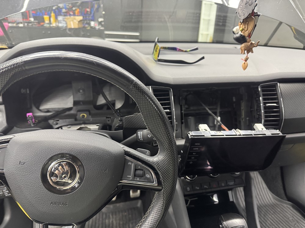 Montare 5 - Skoda Kodiaq 2018 Instalare Ceasuri Digitale Virtual Cockpit Retrofit Bord Digital Original