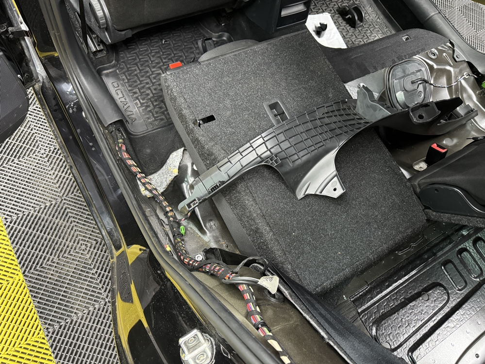 Montare 6 - Skoda Octavia 3 2019 Instalare Side Assist Blind Spot Unghi Mort Asistent Iesire Parcare Lane Change Assist Bucuresti