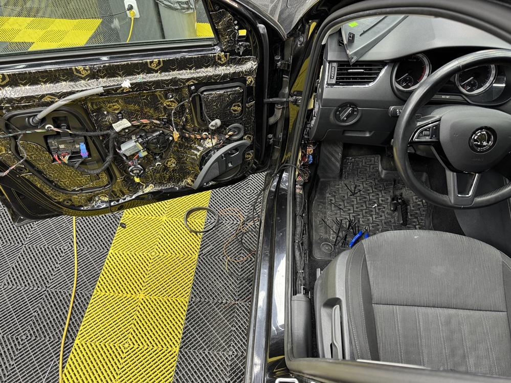 Montare 7 - Skoda Octavia 3 2019 Instalare Side Assist Blind Spot Unghi Mort Asistent Iesire Parcare Lane Change Assist Bucuresti