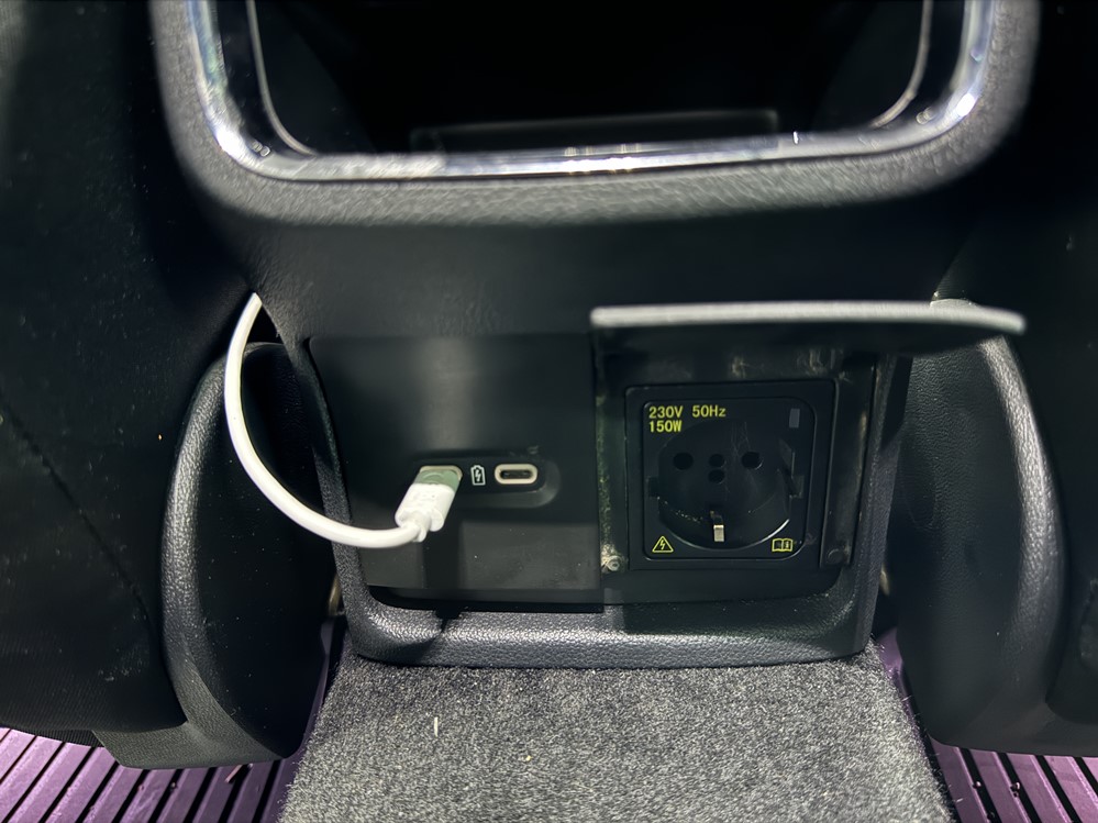Montare 5 - Skoda Octavia 4 IV 2022 Instalare Invertor 230 V Priza 230 V Consola Spate Porturi Incarcare USB C