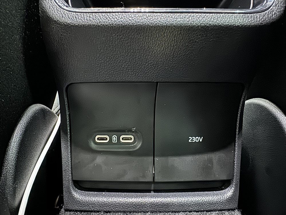 Montare 6 - Skoda Octavia 4 IV 2022 Instalare Invertor 230 V Priza 230 V Consola Spate Porturi Incarcare USB C